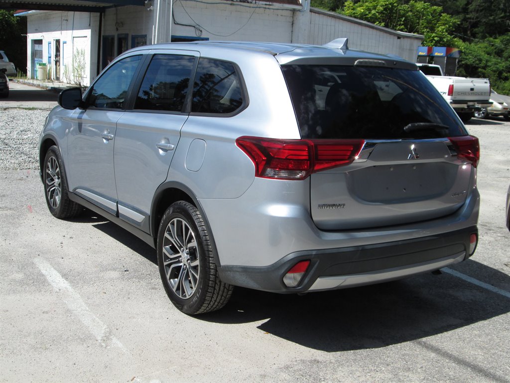 2017 Mitsubishi Outlander ES photo 3