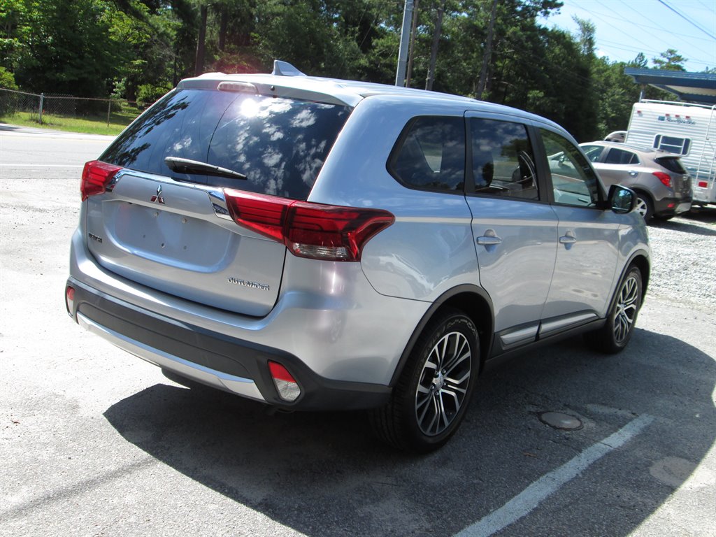 2017 Mitsubishi Outlander ES photo 4