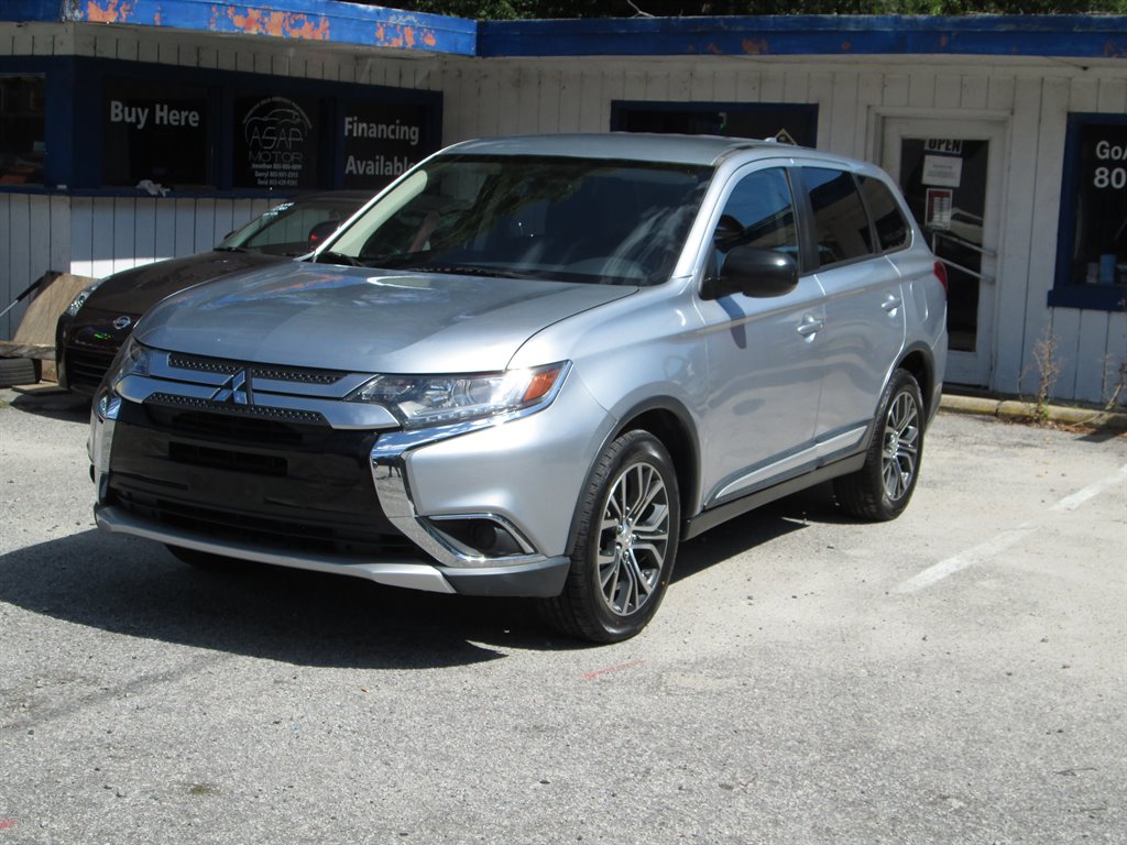 2017 Mitsubishi Outlander ES photo 2