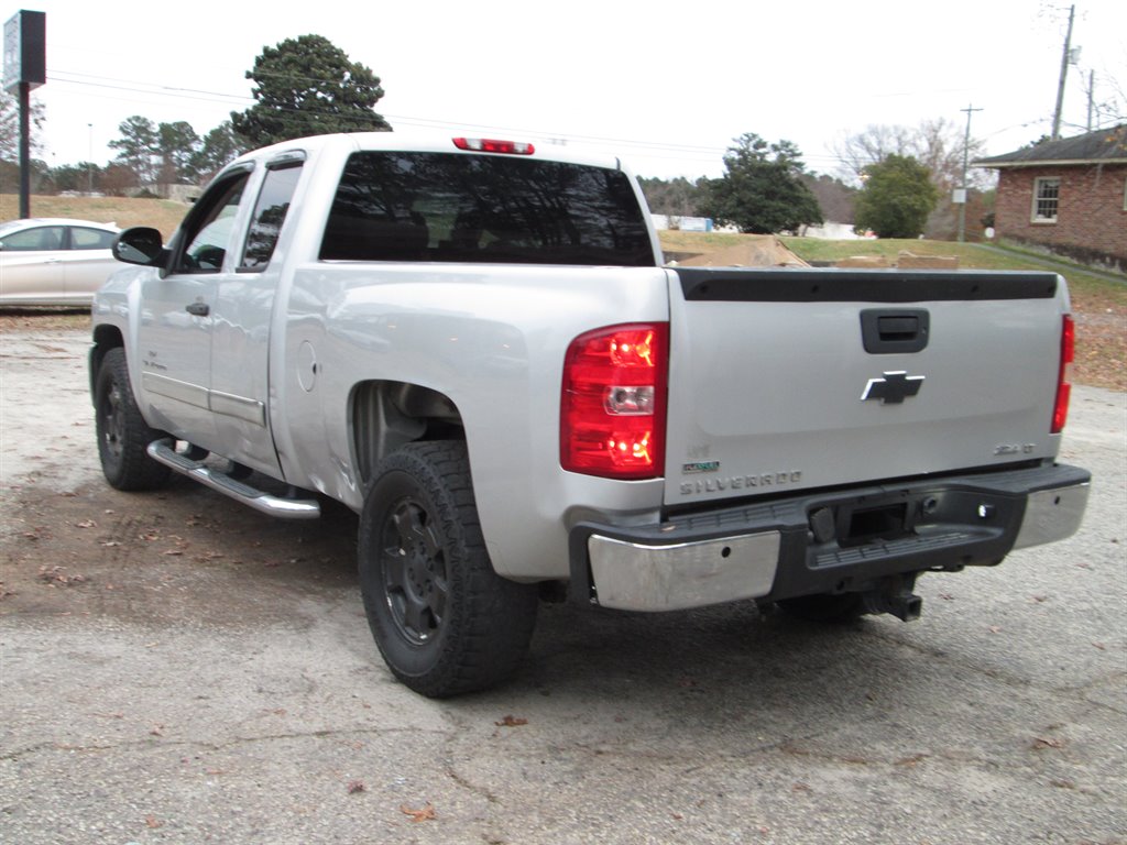 2011 Chevrolet Silverado 1500 LT photo 3