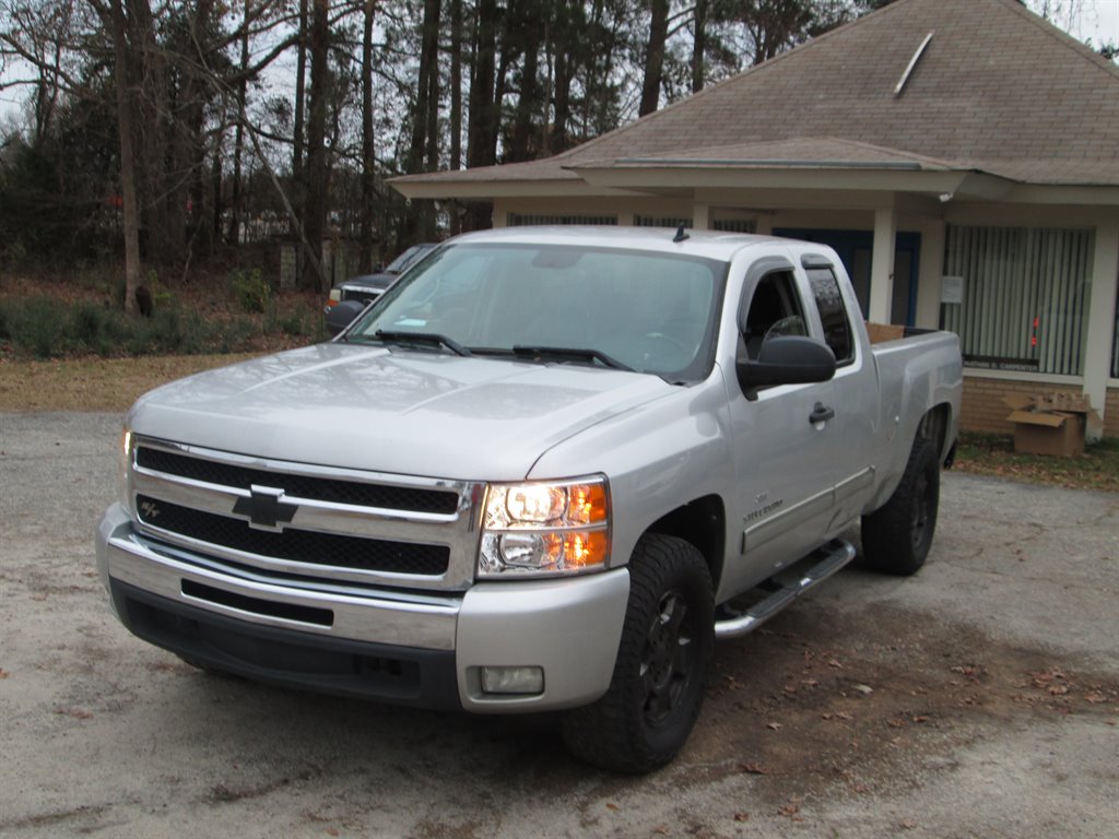 2011 Chevrolet Silverado 1500 LT photo 2