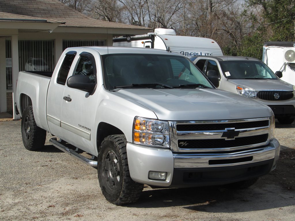 2011 Chevrolet Silverado 1500 LT photo 1